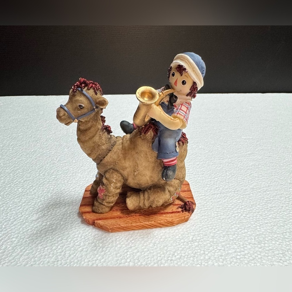 Raggedy Ann & Andy MUSIC BRINGS FRIENDS TOGETHER
Andy Camel LE Enesco Figurine